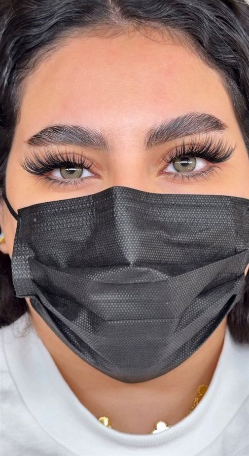 Client wearing a full lash extensions set at LashArtTR Istanbul