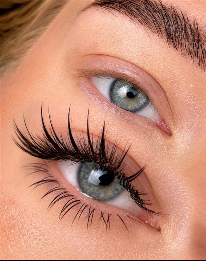 Wispy lash extensions result by the best eyelash technician in Istanbul