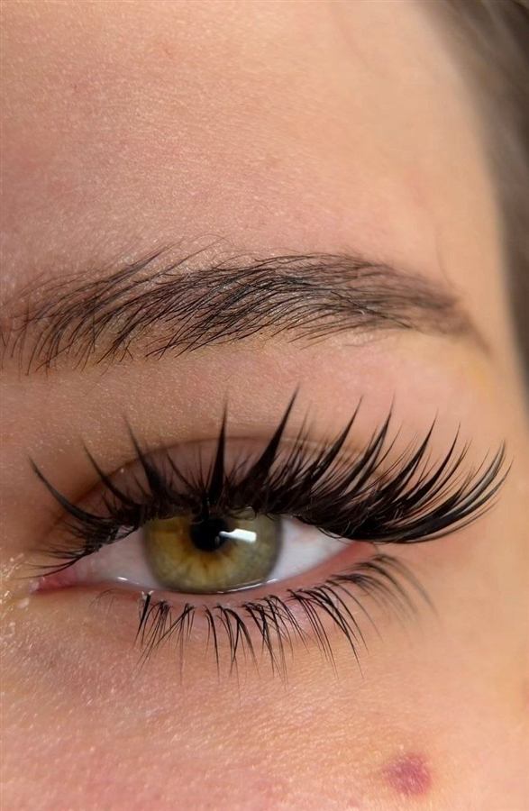 Eyelash extension result – dramatic volume lashes