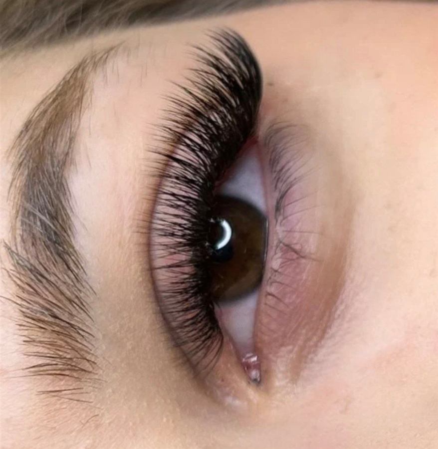 Classic lash extension set by an eyelash technician in Istanbul